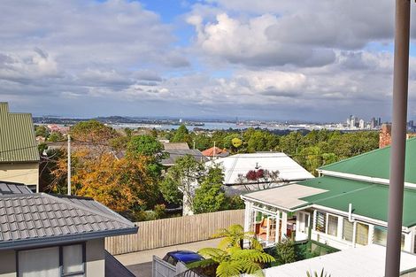 Photo of property in 7/219 Onewa Road, Birkenhead, Auckland, 0626