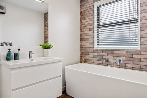 Photo of property in 2 Lussa Close, Broomfield, Christchurch, 8042
