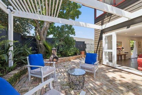 Photo of property in 8a Wicklow Road, Narrow Neck, Auckland, 0622