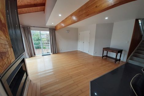Photo of property in 14 La Roche Place, Northcote, Auckland, 0627