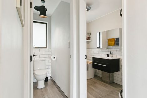 Photo of property in 11 Mandeville Crescent, Grenada Village, Wellington, 6037