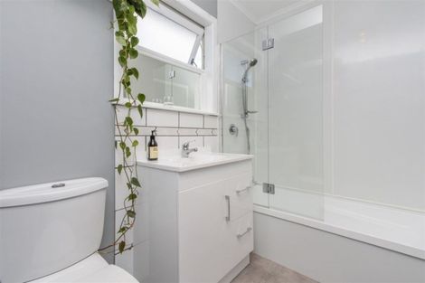 Photo of property in 24 Sylvan Crescent, Te Atatu South, Auckland, 0610