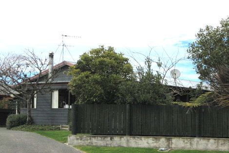 Photo of property in 16 Deakin Place, Clive, 4102