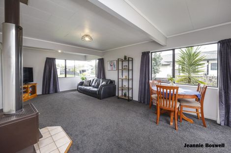 Photo of property in 41 Dalfield Place, Highbury, Palmerston North, 4412