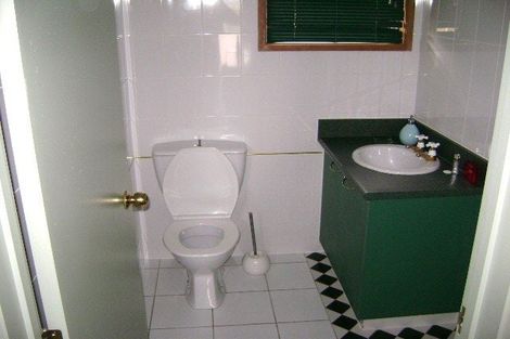 Photo of property in 635 Glenfield Road, Totara Vale, Auckland, 0629