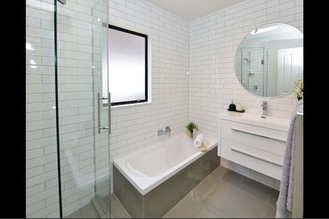 Photo of property in 2/26 Sandown Road, Rothesay Bay, Auckland, 0630