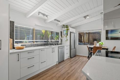 Photo of property in 2/31 Kiteroa Terrace, Rothesay Bay, Auckland, 0630