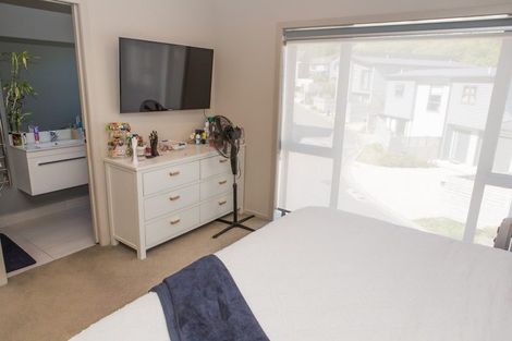 Photo of property in 8 Brindle Way, Newlands, Wellington, 6037