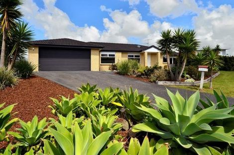 Photo of property in 32 Rising Parade, Fairview Heights, Auckland, 0632