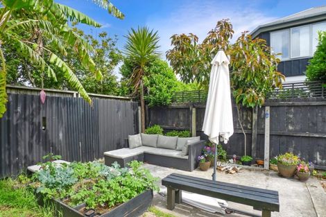 Photo of property in 32 Queensway, Three Kings, Auckland, 1024