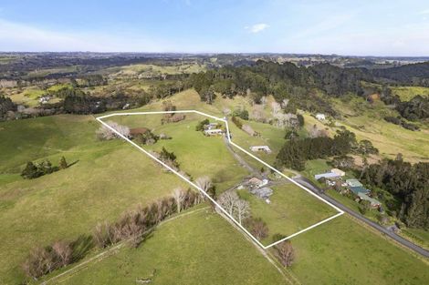 Photo of property in 107 Cemetery Road, Wainui, 0992