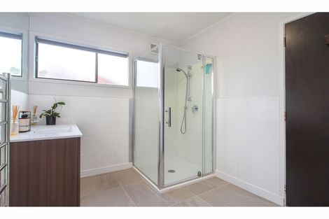 Photo of property in 2/6 Sovereign Place, Glenfield, Auckland, 0629