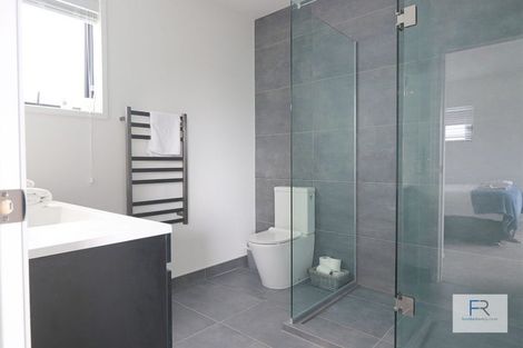 Photo of property in 4 Tapuwae Way, Mangere Bridge, Auckland, 2022