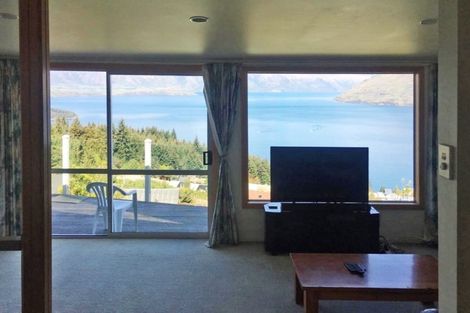 Photo of property in 113b Wynyard Crescent, Fernhill, Queenstown, 9300