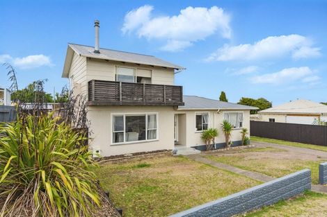 Photo of property in 28 Miro Street, Castlecliff, Whanganui, 4501