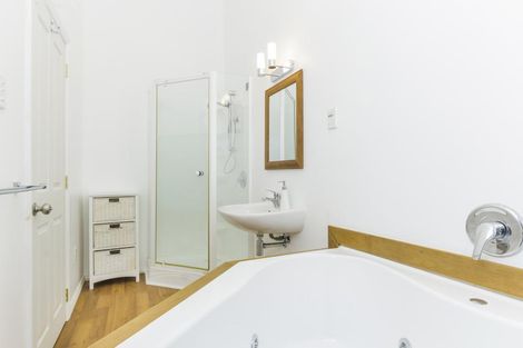 Photo of property in 25 Raroa Terrace, Waiatarua, Auckland, 0604