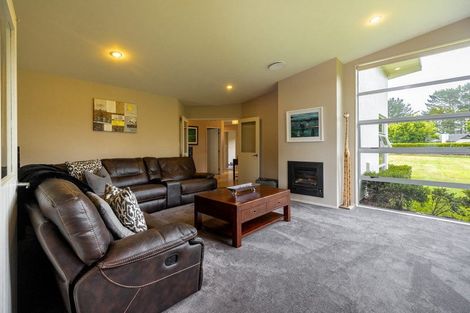 Photo of property in 8 Titirangi Drive, Fitzherbert, Palmerston North, 4471