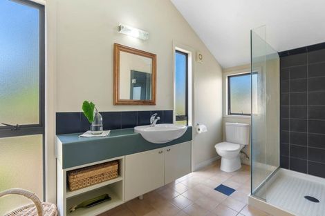 Photo of property in 2/230 East Coast Road, Forrest Hill, Auckland, 0620