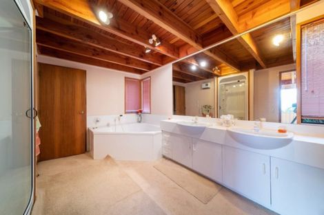 Photo of property in 128 Wynyard Crescent, Fernhill, Queenstown, 9300