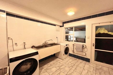 Photo of property in 14 Titirangi Beach Road, Titirangi, Auckland, 0604