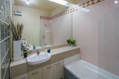 Photo of property in 17 Kent Terrace - Kent Apartments, 7e/16 Kent Terrace, Mount Victoria, Wellington, 6011