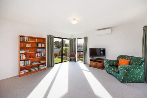 Photo of property in 2b Droylsden Place, Palmerston North, 4410