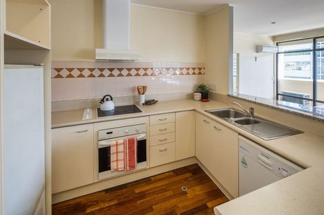 Photo of property in 17 Kent Terrace - Kent Apartments, 7e/16 Kent Terrace, Mount Victoria, Wellington, 6011