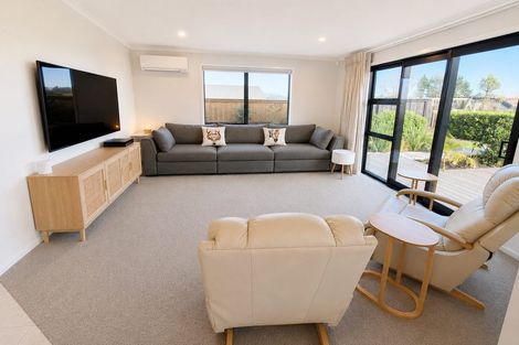 Photo of property in 8 Routeburn Lane, Karaka, Papakura, 2124