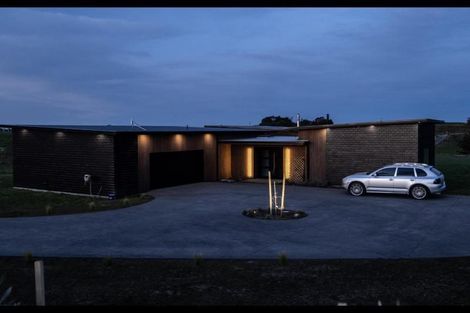 Photo of property in 5 Te Ara Karoiroa Road, Hurford, New Plymouth, 4374