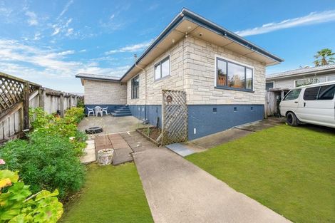 Photo of property in 16 Waterview Road West, Stanley Point, Takanini, 0624