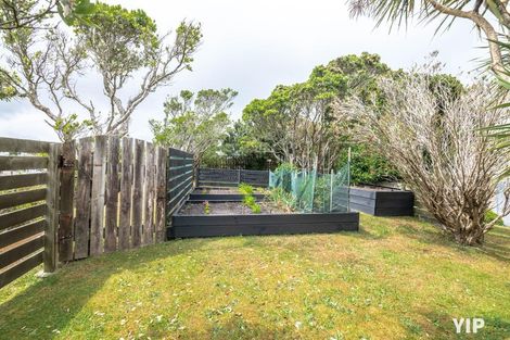 Photo of property in 18 Colchester Crescent, Newlands, Wellington, 6037