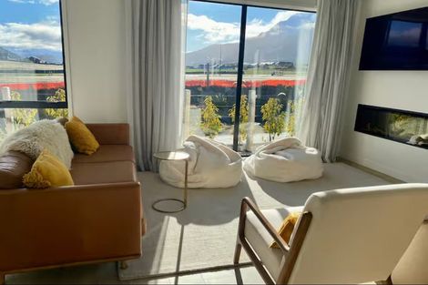 Photo of property in 2 Chapman Way, Jacks Point, 9371