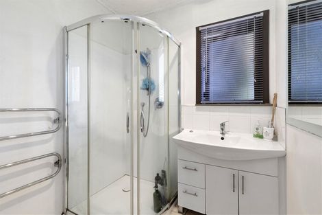 Photo of property in 389 Wairau Road, Totara Vale, Auckland, 0629