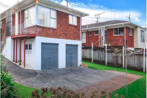 Photo of property in 2/10 Lambrown Drive, Totara Vale, Auckland, 0629