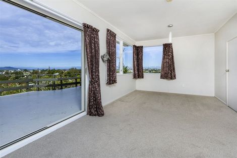 Photo of property in 70 Chivalry Road, Glenfield, Auckland, 0629