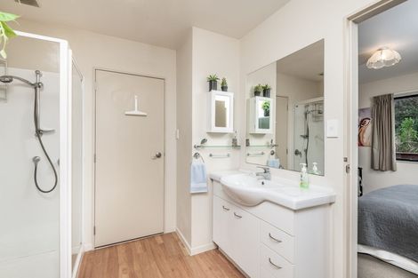 Photo of property in 7a Lyndfield Lane, Newlands, Wellington, 6037