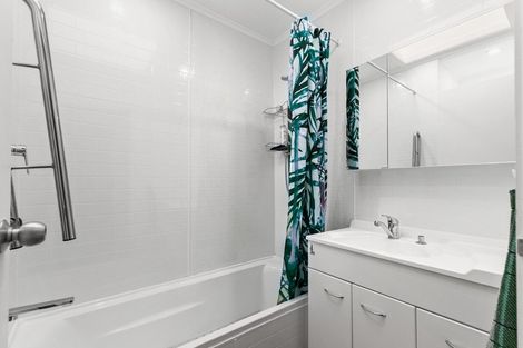 Photo of property in 26 Adam Sunde Place, Glen Eden, Auckland, 0602