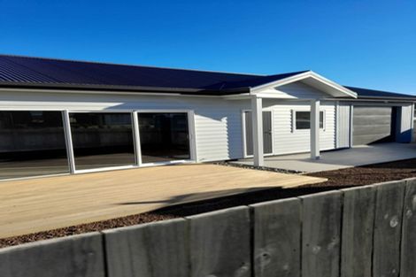 Photo of property in 1 Madden Avenue, Kumeu, 0810
