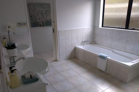 Photo of property in 1/13 Garadice Road, Rothesay Bay, Auckland, 0630