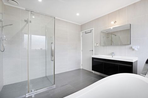 Photo of property in 52 Chelsea View Drive, Chatswood, Auckland, 0626