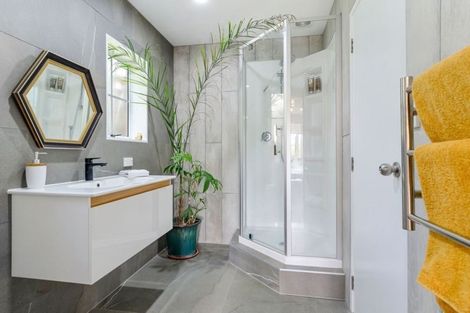 Photo of property in 2/10 Landsberg Way, Windsor Park, Auckland, 0632