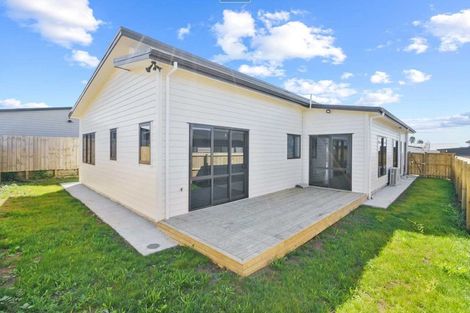 Photo of property in 3 Poutawa Lane, Clarks Beach, 2122