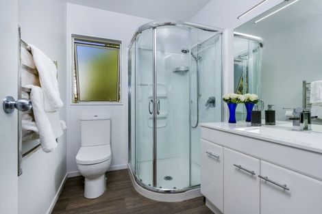 Photo of property in 2/133 Carlisle Road, Northcross, Auckland, 0632