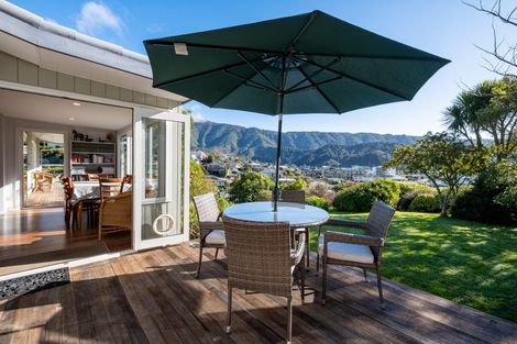 Photo of property in 18 Seaview Crescent, Picton, 7220