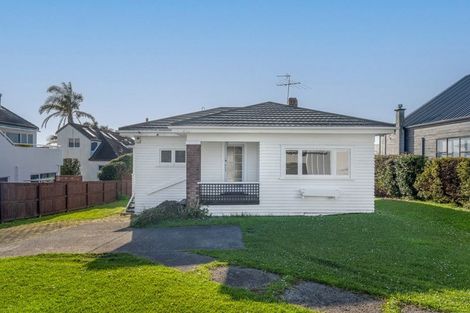 Photo of property in 92 Mellons Bay Road, Mellons Bay, Auckland, 2014