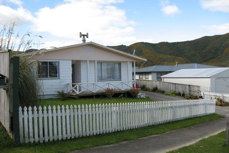 Photo of property in 6 Newburn Grove, Wainuiomata, Lower Hutt, 5014