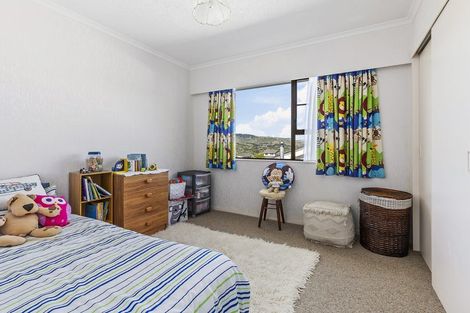 Photo of property in 87 Victory Crescent, Tawa, Wellington, 5028