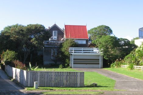 Photo of property in 11 Frances Street, Waikanae Beach, Waikanae, 5036