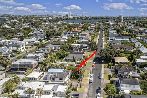 Photo of property in 31 Ocean View Road, Milford, Auckland, 0620