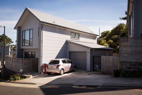 Photo of property in 8 Brindle Way, Newlands, Wellington, 6037